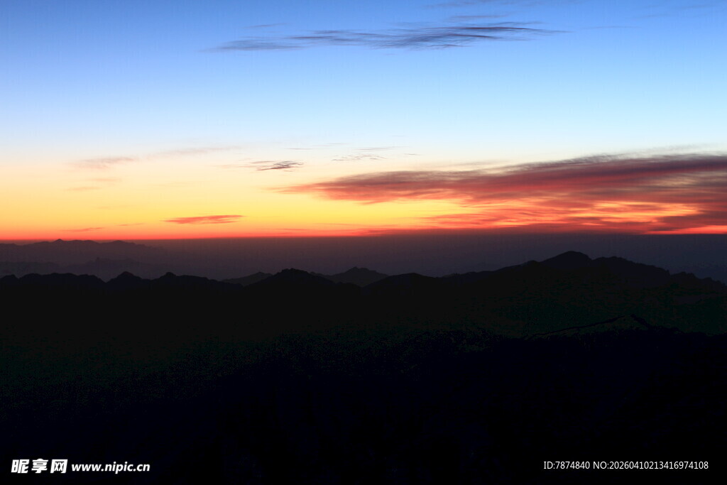 日落时分的山峦美景