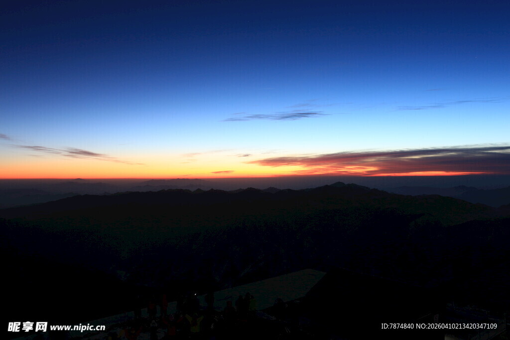 山顶壮丽日出美景