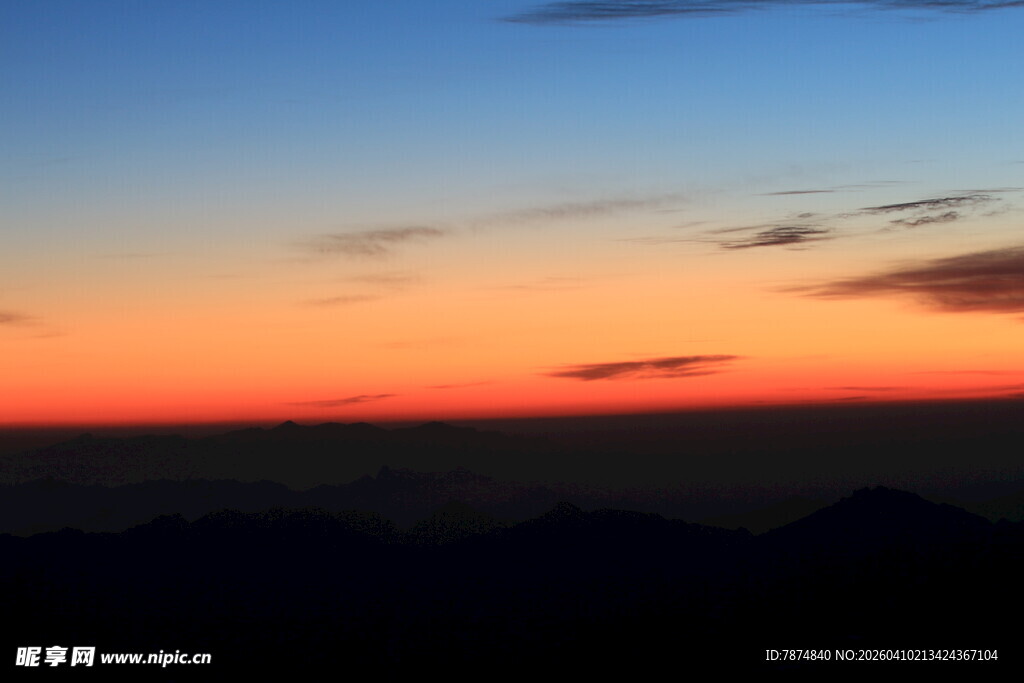 日落时分的绚丽天空