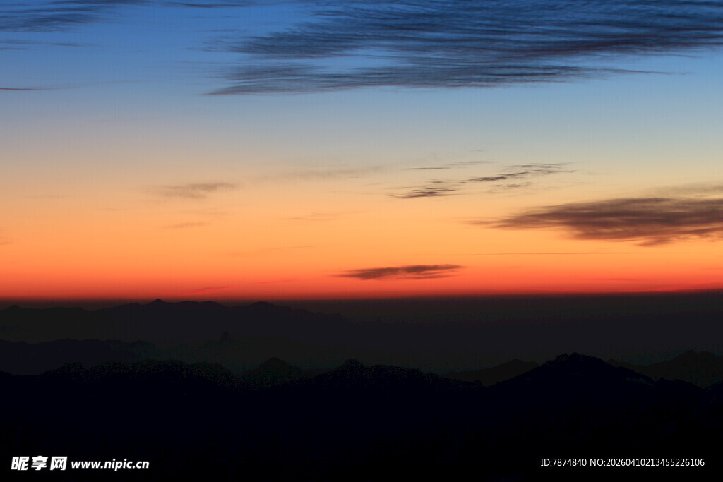日落时分天边绚丽景色