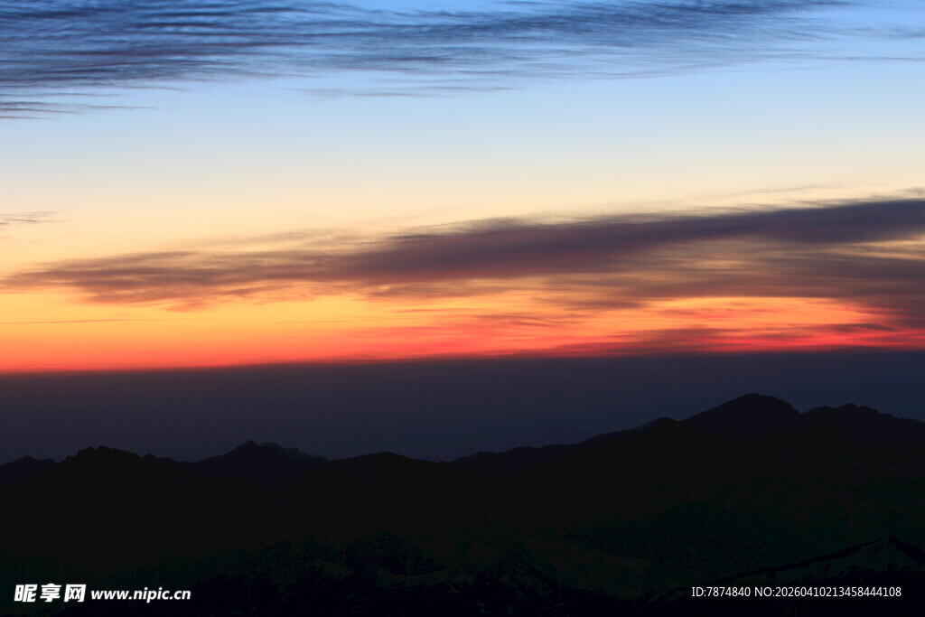 壮丽山间日落美景
