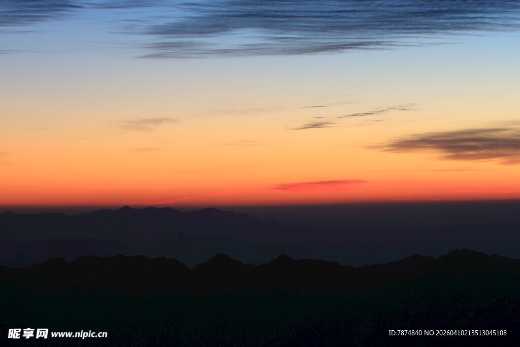 日落时分的绚烂天空