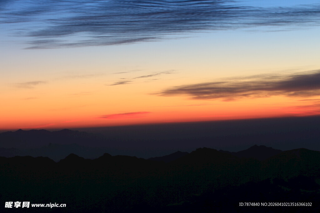 黄昏时分的绚烂天际