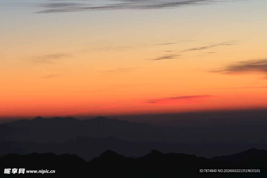 日落时分的壮美天际线
