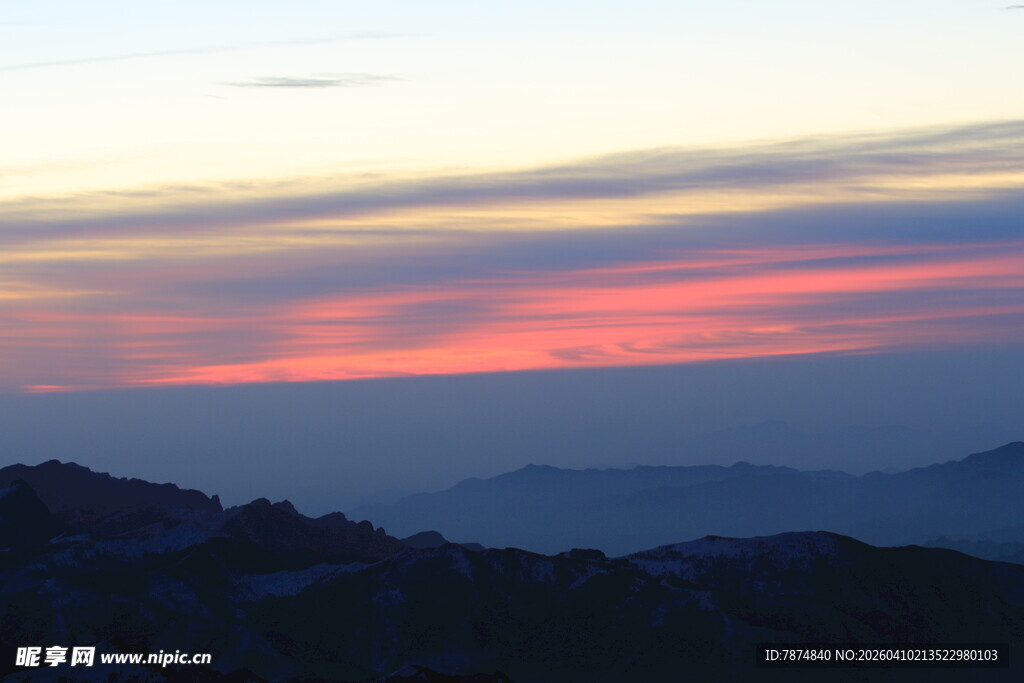 山间绚烂晚霞美景