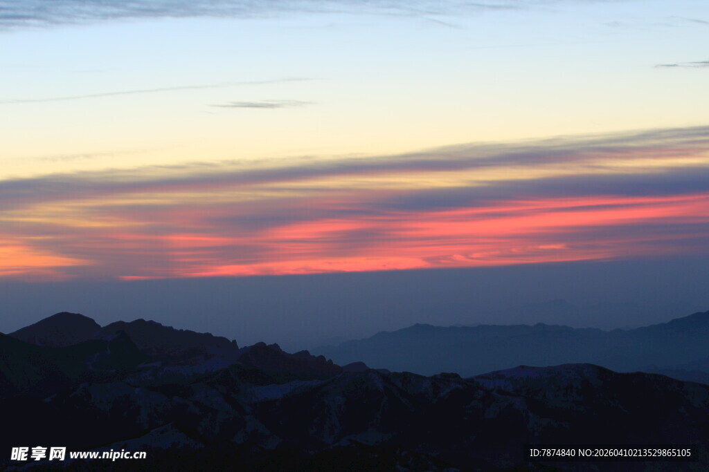 日落时分的山峦美景