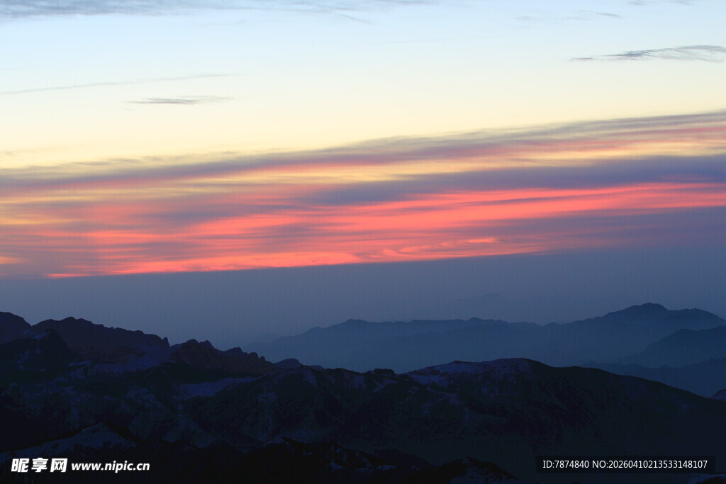 日落时分的山峦美景
