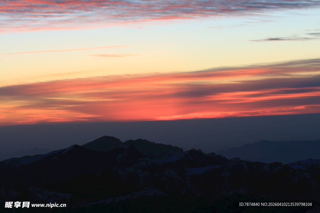 日落时分的壮丽山间景色