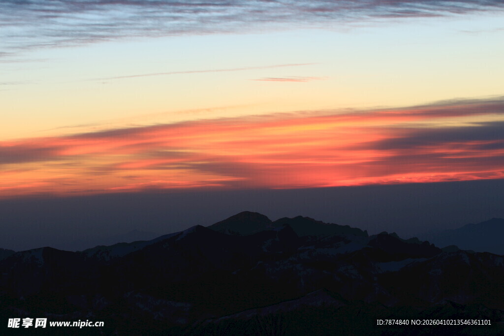 壮丽晚霞中的山峦美景