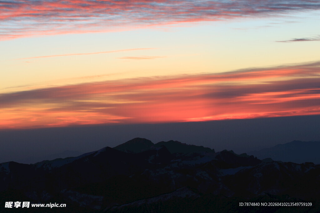 壮丽山间晚霞美景