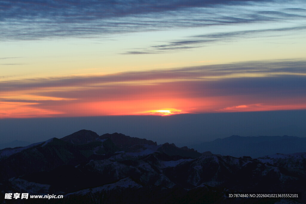 日落时分的壮丽山景