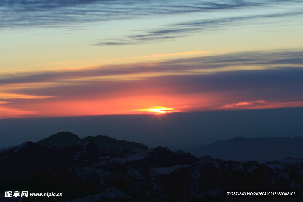 壮丽山间日落美景