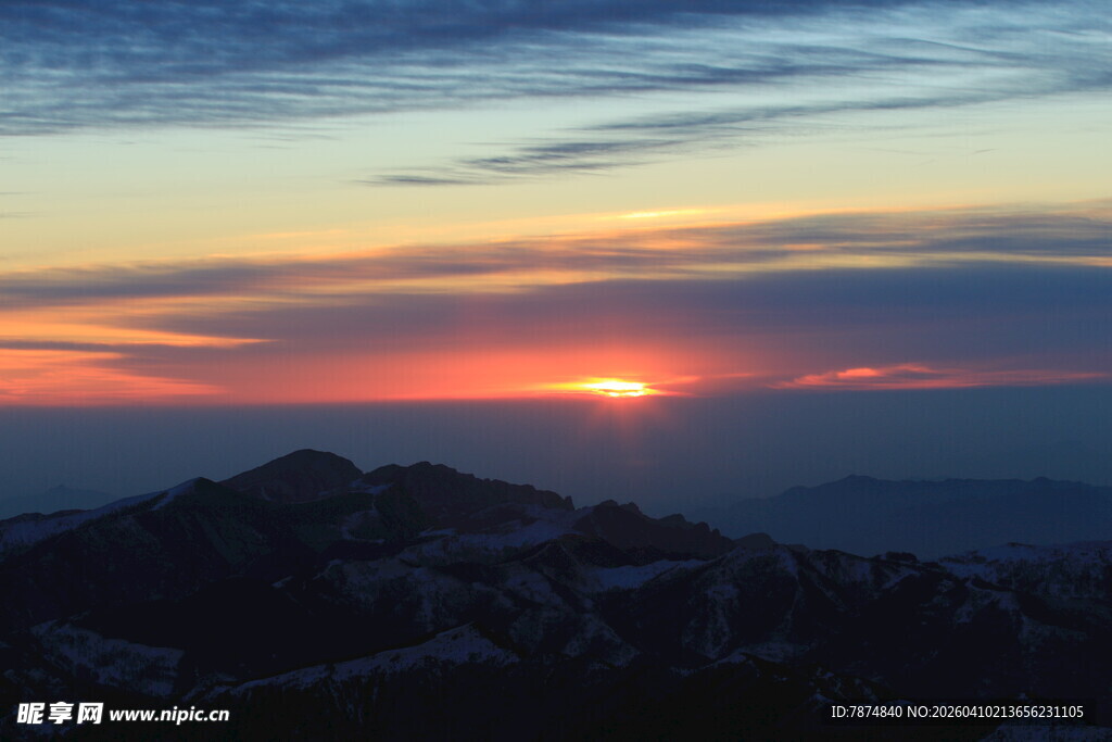 日落时分的山峦美景