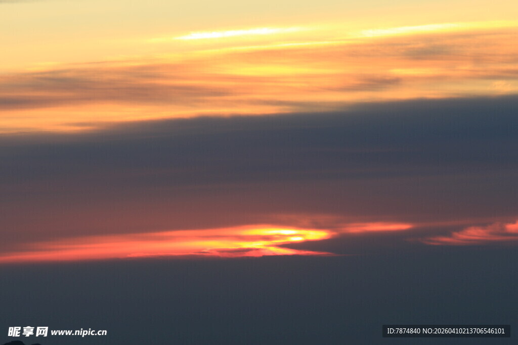 日落时分的绚丽天空