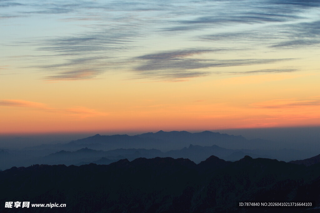 山间绚丽日落美景