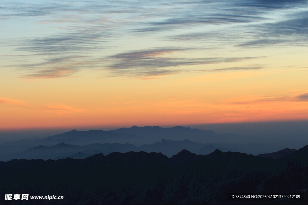 壮丽日出时分的云海景观
