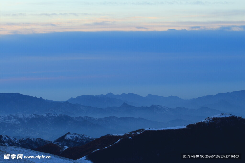 雪山远景壮丽风光