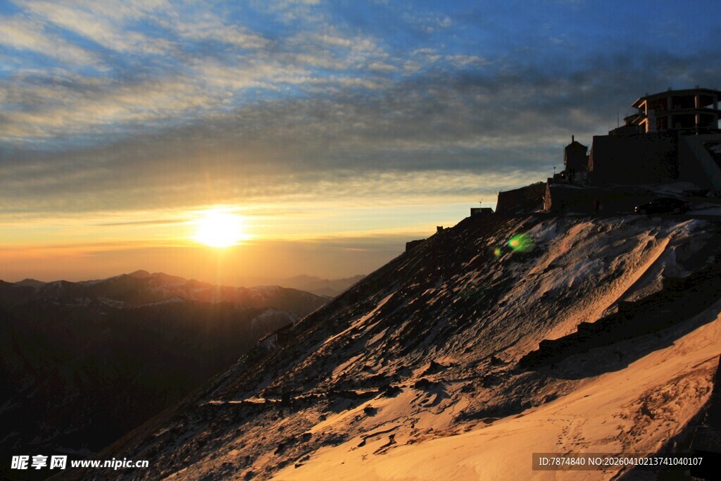 日出时分的壮丽山景