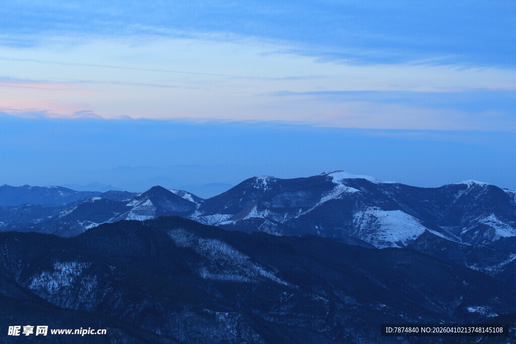 雪覆山峦的壮丽黄昏景色