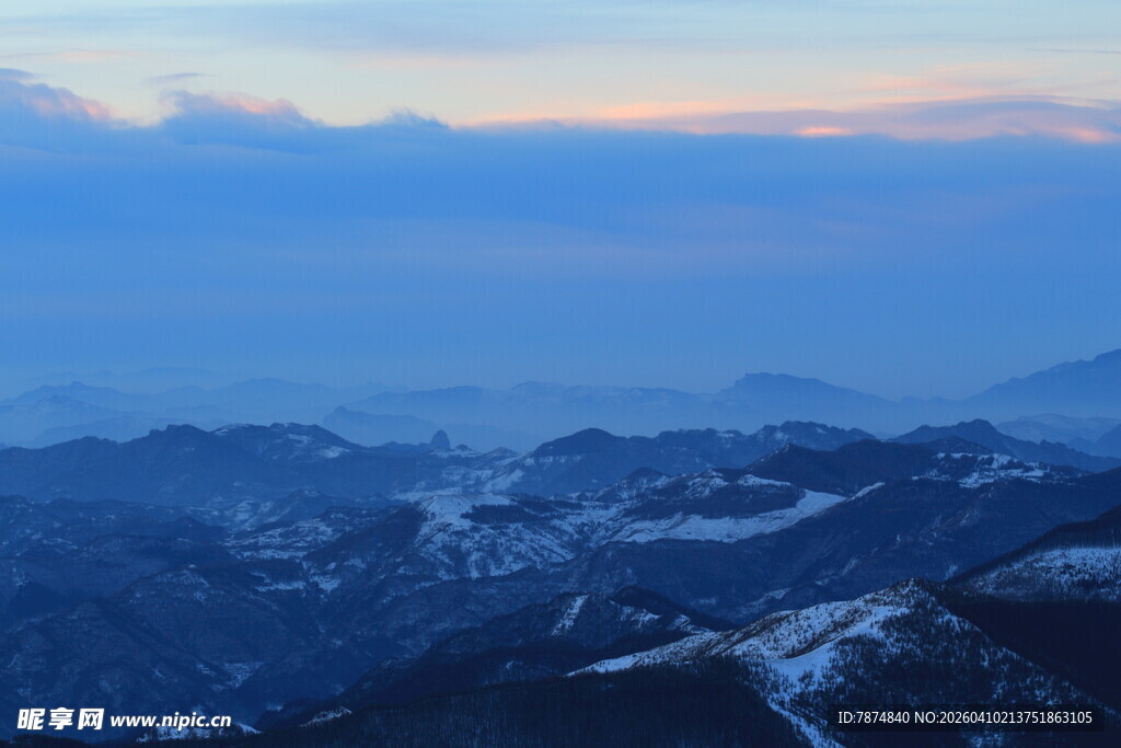 雪覆山峦的壮丽黄昏景色