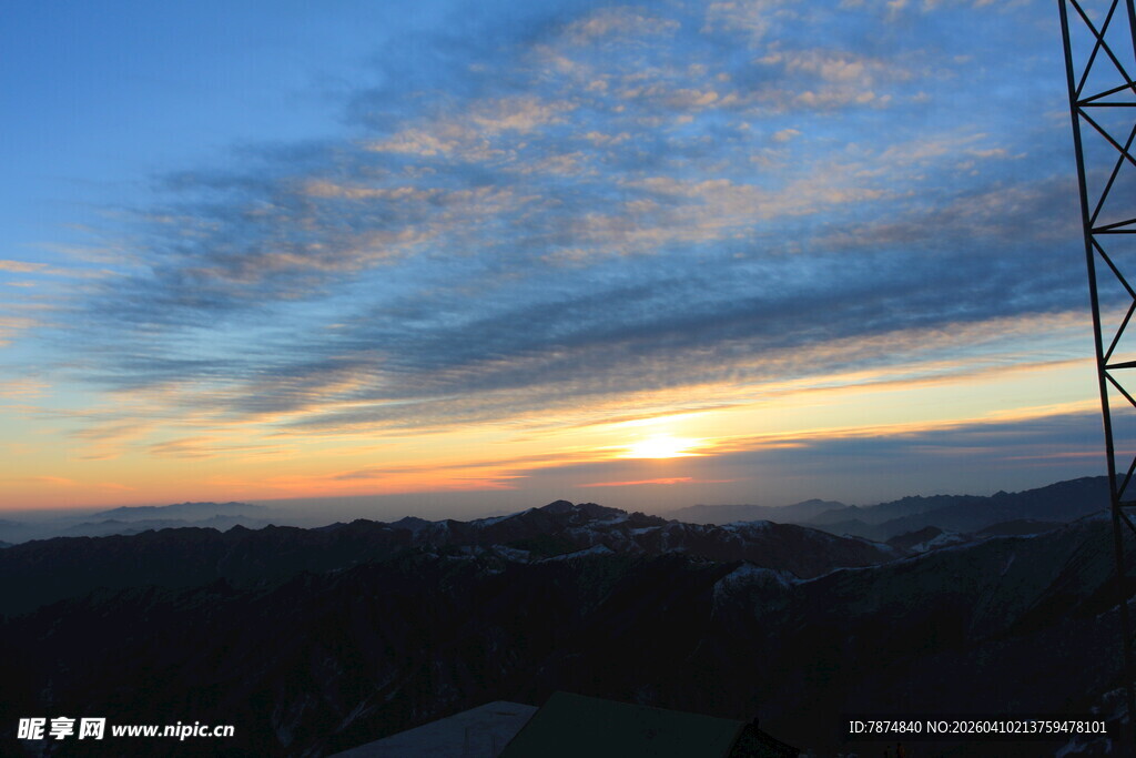 日落时分的铁塔与绚丽天空