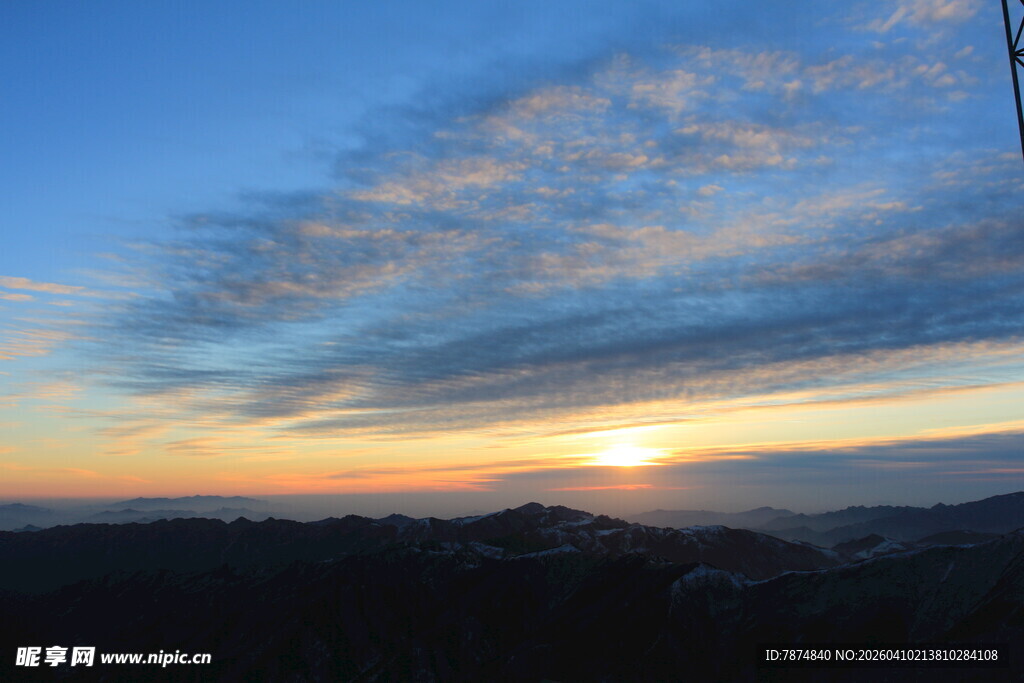 壮丽山间日出美景