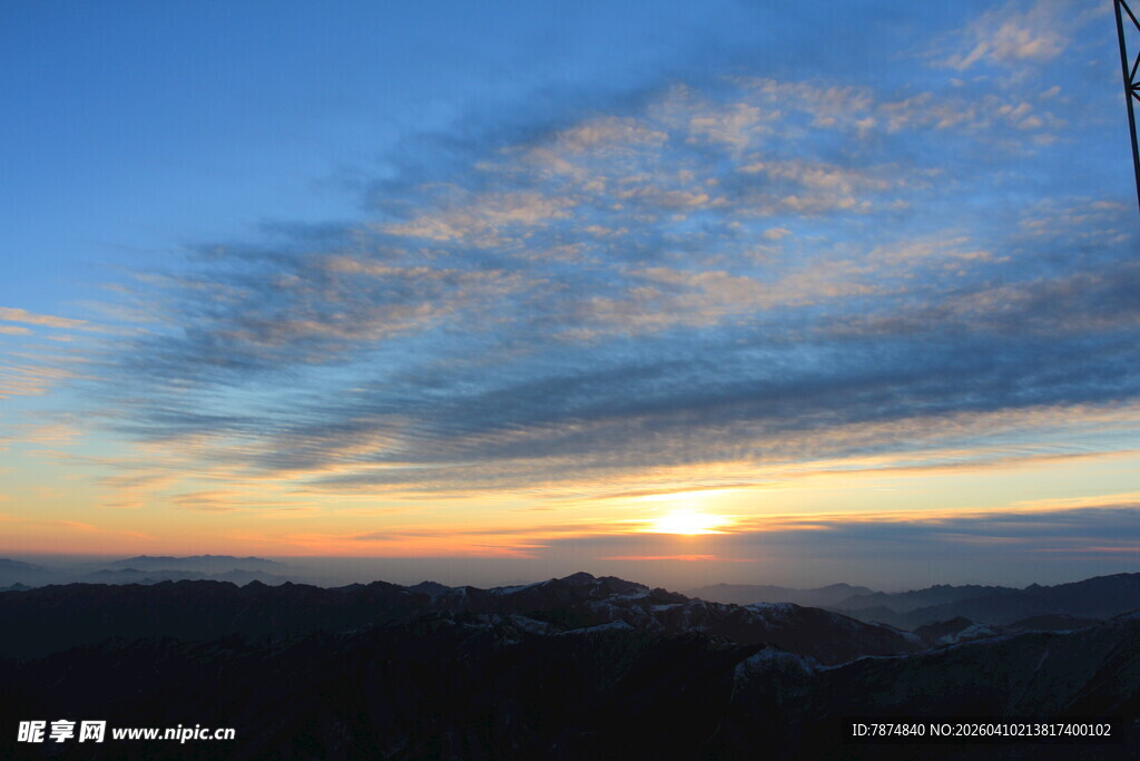 日落时分的壮美天空景色