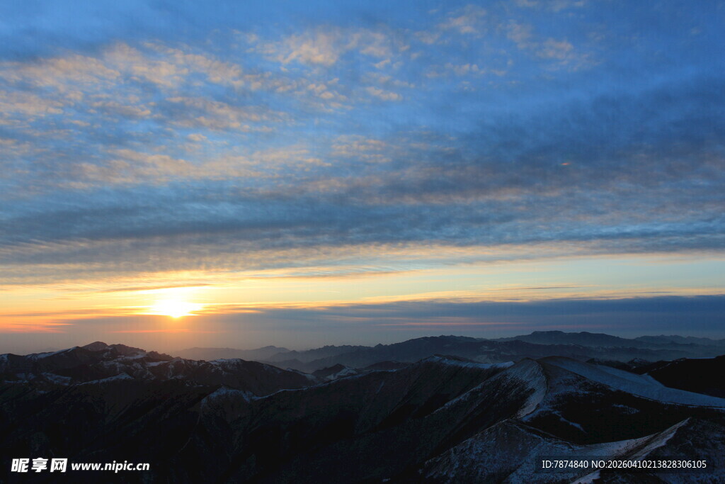 壮丽山间日出美景