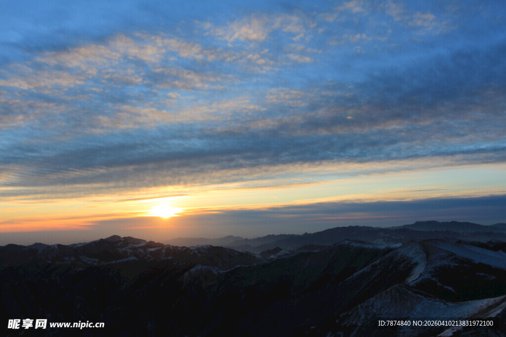 壮丽山间日出美景