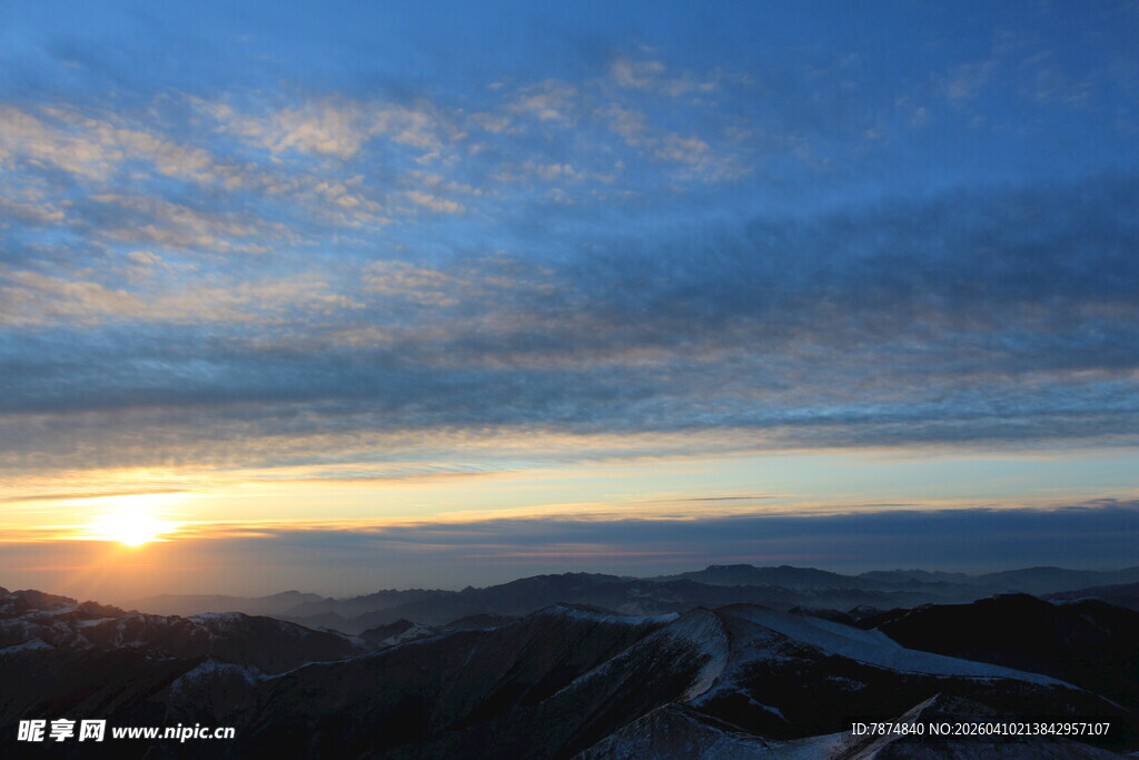 日出时分壮丽山景