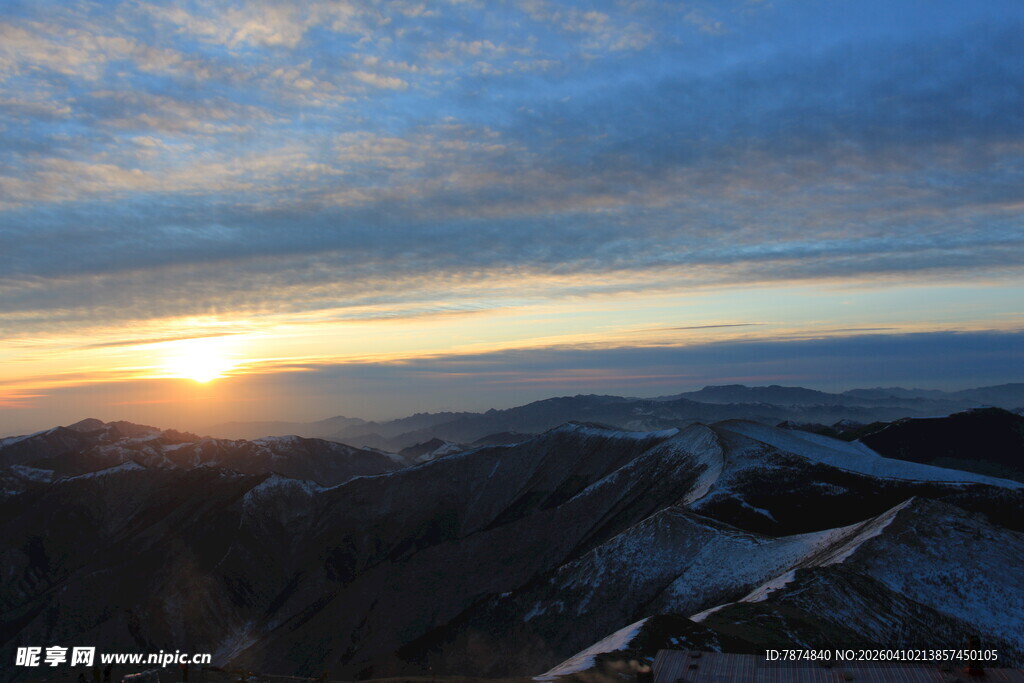 日出时分的壮丽山峦景观