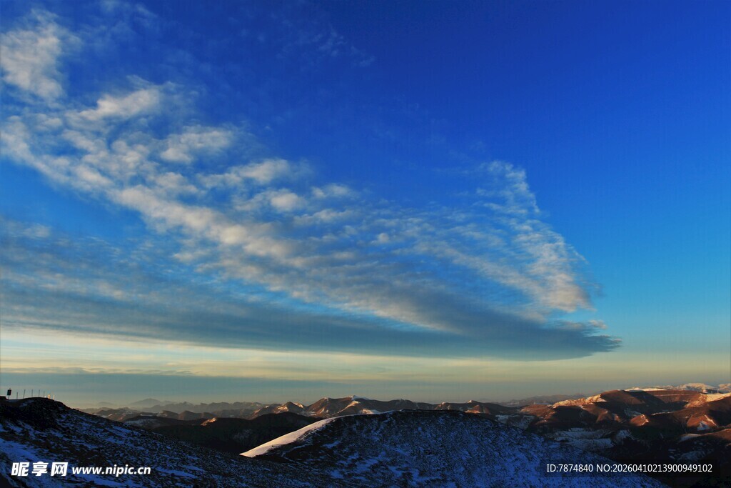 壮丽雪山蓝天美景