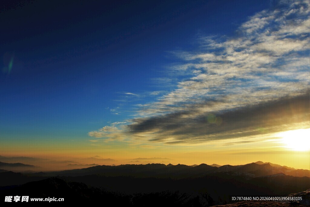 日出时分的壮丽天空景色