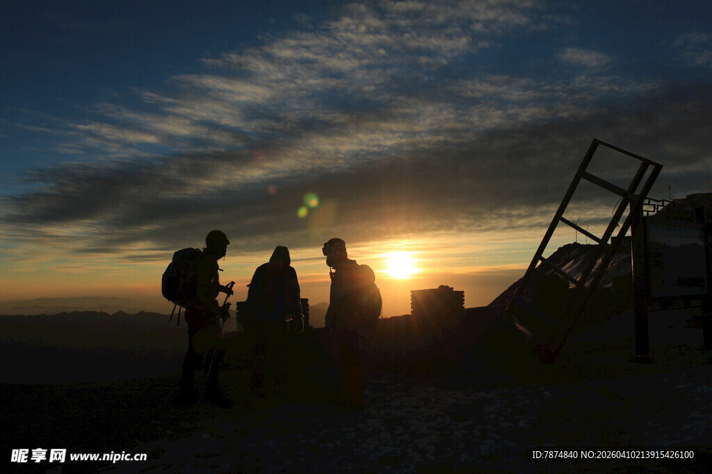 日落时的户外探险者
