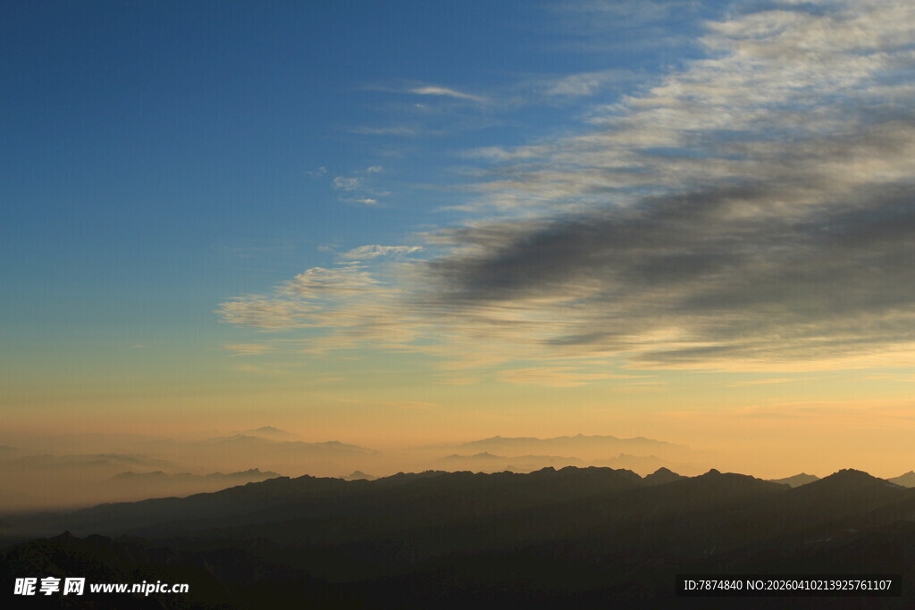 黄昏时分的壮丽天空景观