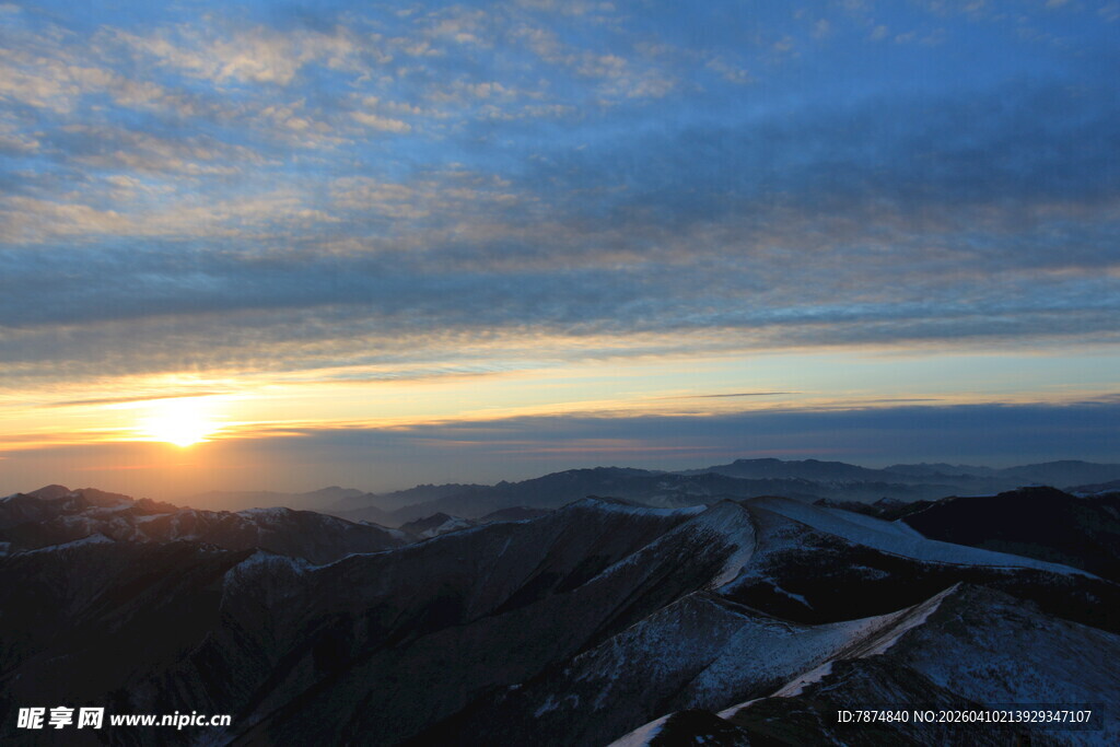 山顶壮丽日出云海景观
