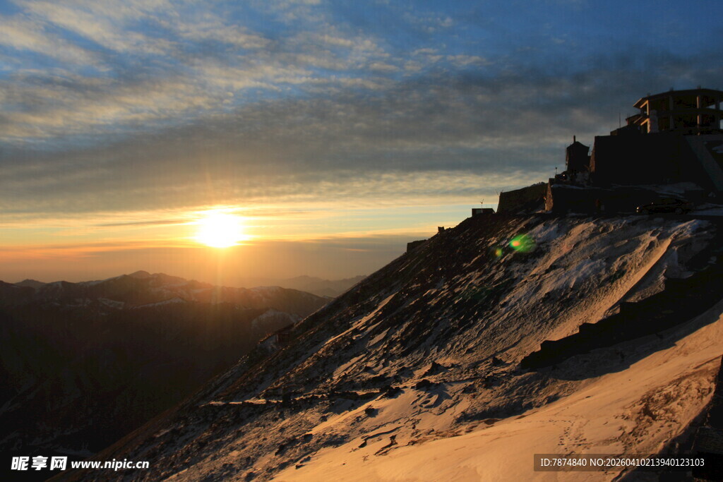 山顶壮丽日出美景