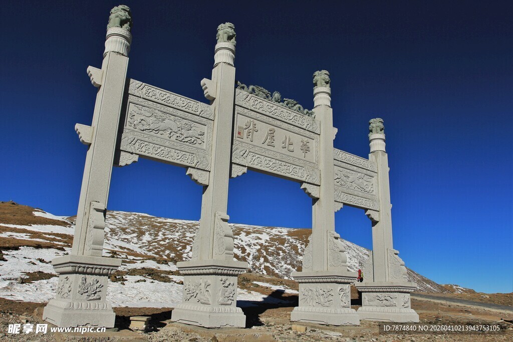 草原石牌坊景观