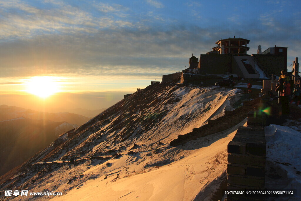 雪山之巅的壮丽日出
