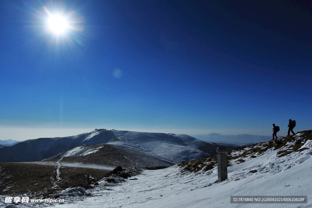 雪山之巅的壮丽日光景观