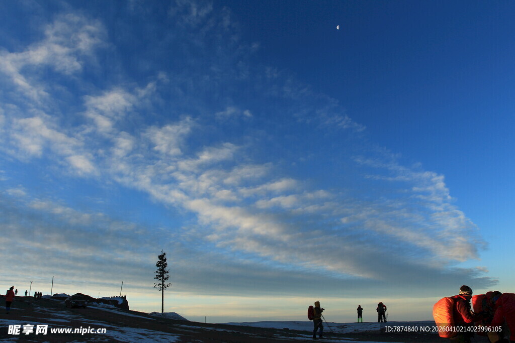 海边日落美景与游人