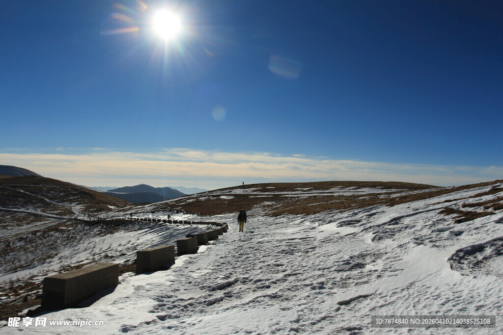 雪覆山峦的晴朗风光