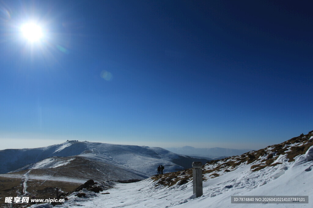 雪山蓝天暖阳下的美景