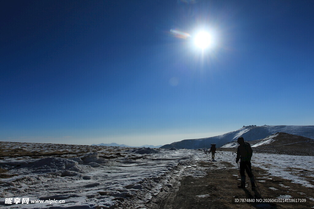 雪地徒步者与耀眼阳光