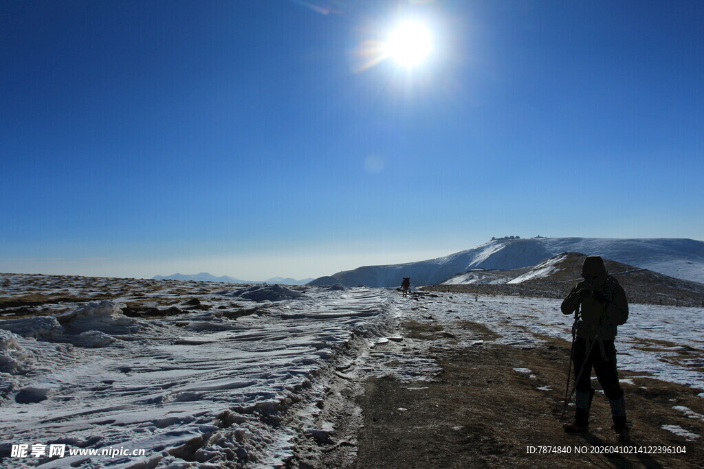 雪地徒步者的壮美景观