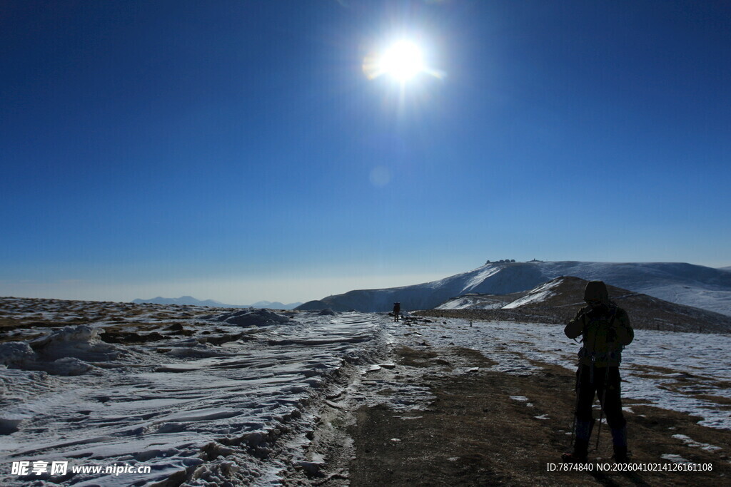 雪地独行的坚毅身影