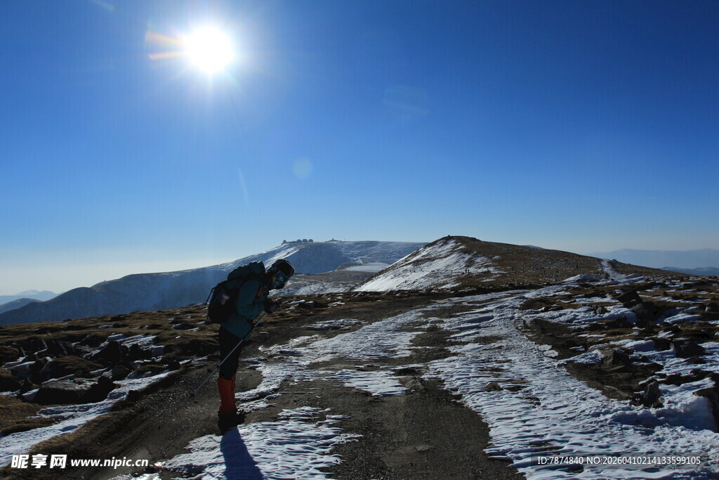 雪山路途的徒步旅行者
