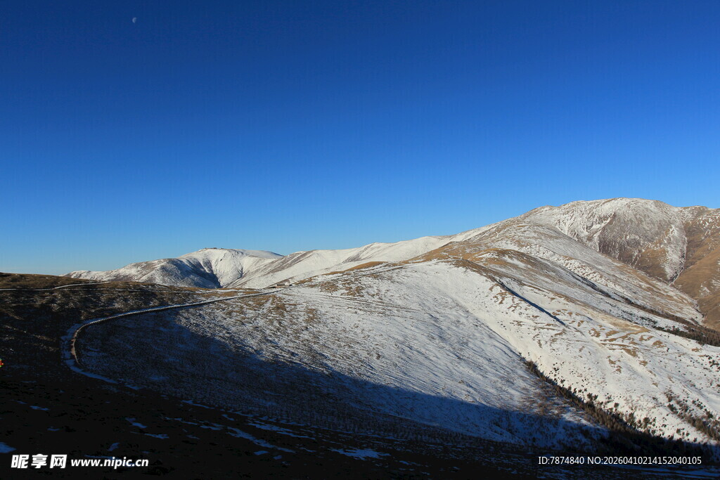 雪山蓝天壮丽自然景观