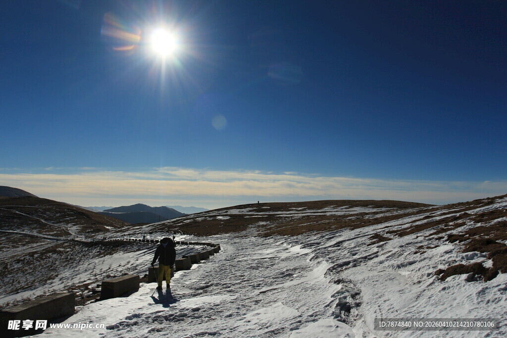 雪地徒步者的壮丽旅程