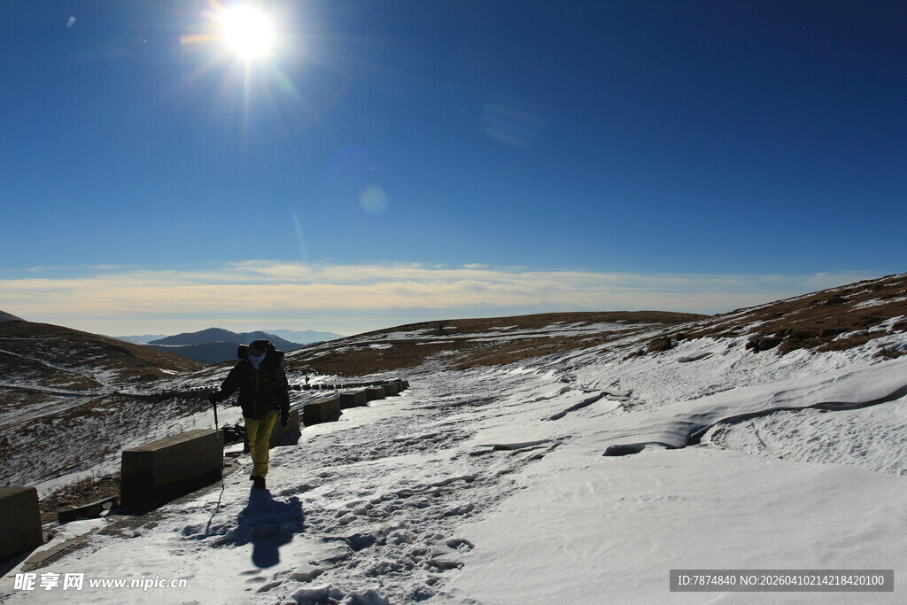 雪地徒步者的孤独旅程